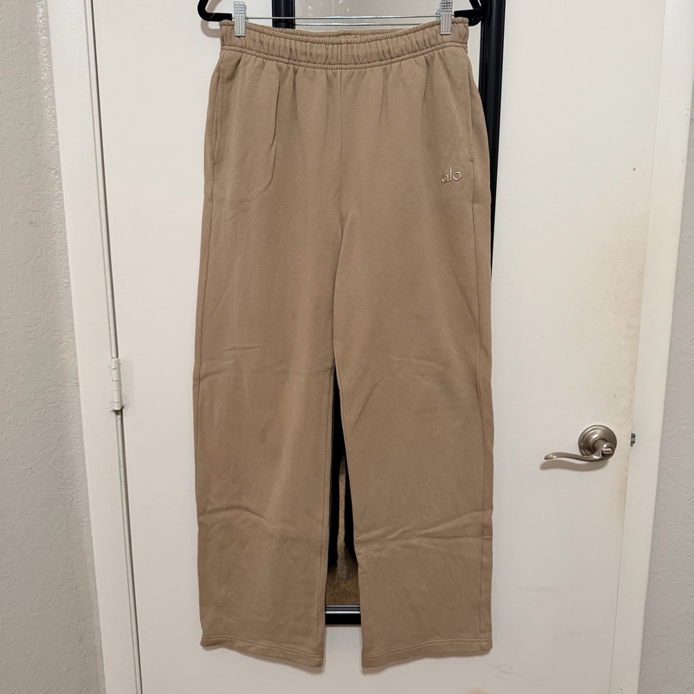 ALO Yoga Accolade Straight Leg Sweatpants in Gravel